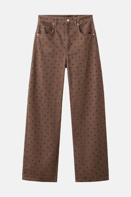 Jean de couleur marron de MANGO avec un motif à pois et des jambes larges.
