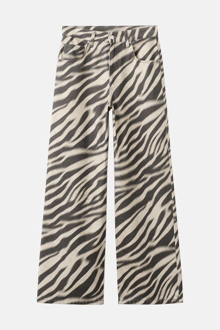 Multikleurige gekleurde jeans van MANGO, met een opvallend zebraprintpatroon over de hele broek.
