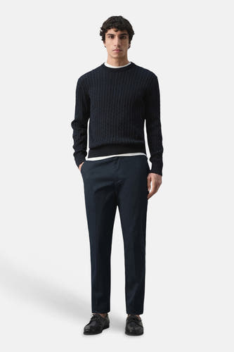 Chino bleu de MANGO, combiné avec un pull à torsades et des chaussures en cuir.