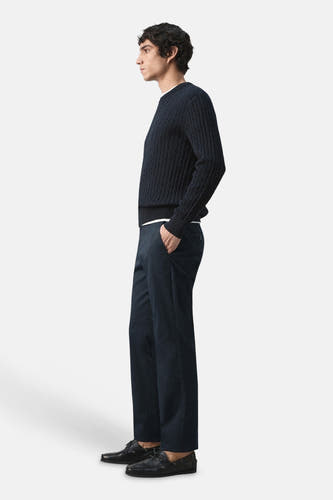 Chino bleu de MANGO, avec poches latérales et jambes droites, vue de profil.