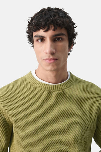 Pull vert avec col rond de MANGO, avec une structure gaufrée finement tricotée.