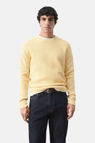 Pull jaune à col rond de MANGO, dos, avec une texture gaufrée et un jean foncé.