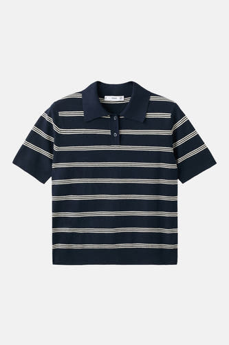 Polo bleu à manches courtes de MANGO, avec un motif rayé et un col classique.
