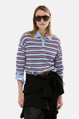 Pull multicolore à col rond de MANGO, avec des rayures horizontales bleues et bordeaux, porté avec un pantalon noir.
