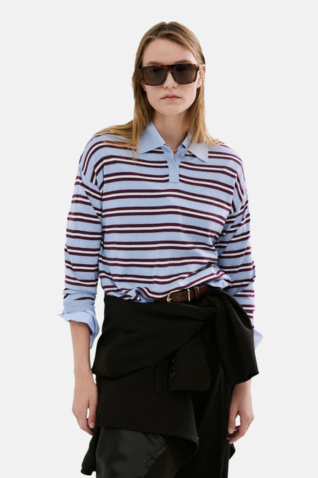 Pull multicolore à col rond de MANGO, avec des rayures horizontales bleues et bordeaux, porté avec un pantalon noir.