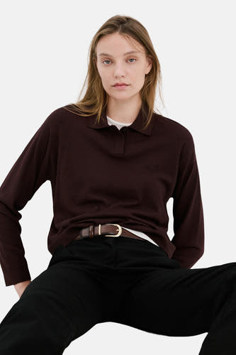 Pull bordeaux à col rond de MANGO, vu de dos, combiné avec un pantalon noir.