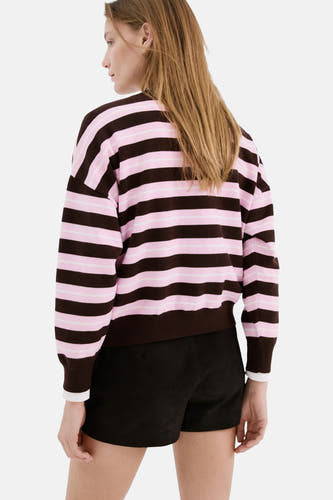 Veelkleurige trui met ronde hals van MANGO, met horizontale strepen in roze en bruin, gezien van achteren.
