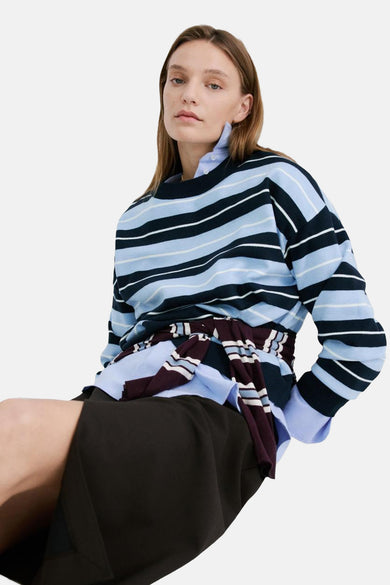 Pull multicolore à col rond de MANGO, motif rayé avec un col bleu clair en dessous.