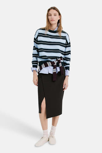 Pull multicolore à col rond de MANGO, avec des motifs rayés et un bouton lâche à la taille.