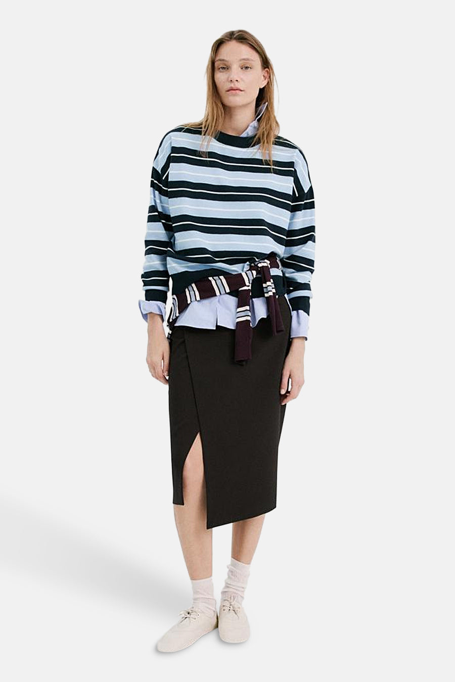 Pull multicolore à col rond de MANGO, avec des motifs rayés et un bouton lâche à la taille.