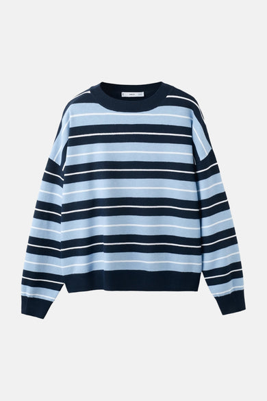 Pull multicolore à col rond de MANGO, avec des rayures horizontales bleues, bleu marine et blanches.