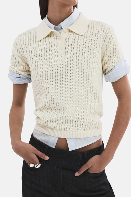 Polo beige de MANGO, à manches courtes et à la texture finement tricotée.