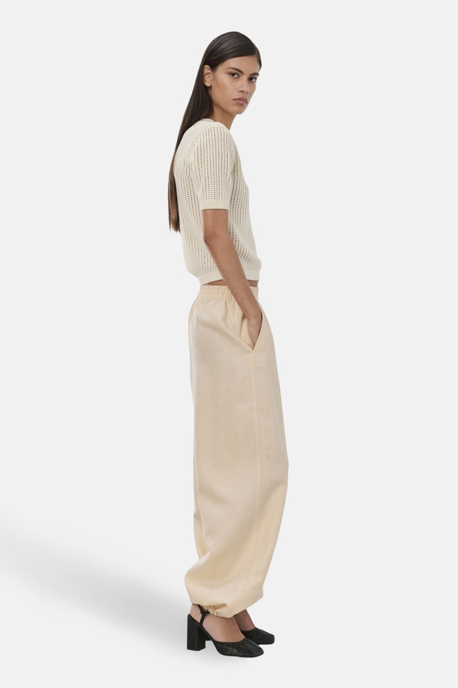 Pull beige à col rond de MANGO, à manches courtes et en maille fine.