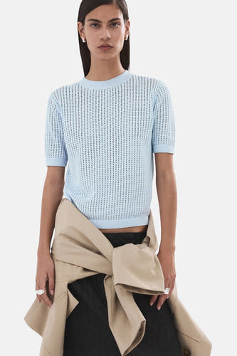 Pull bleu à col rond de MANGO, à manches courtes et à maille ajourée.