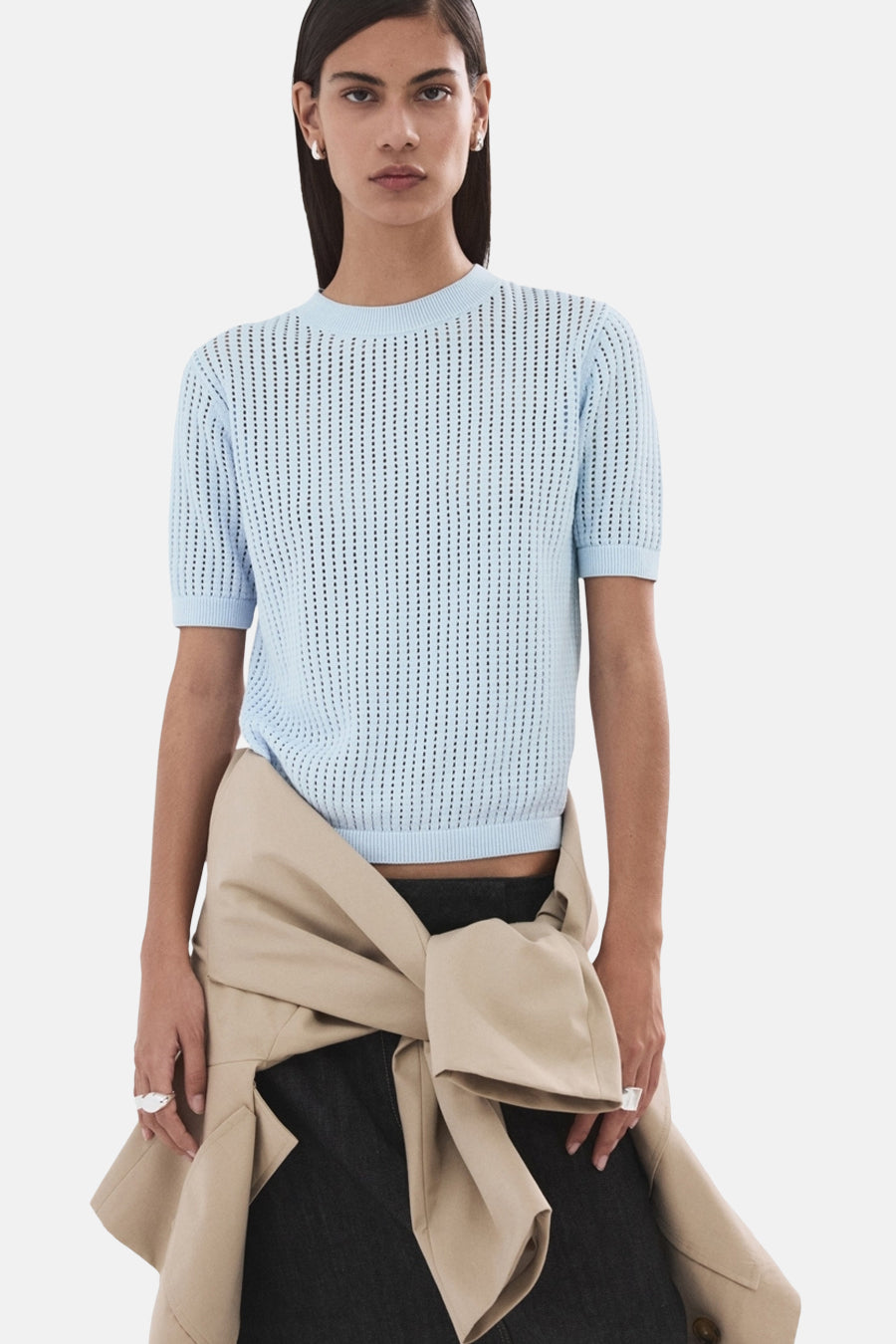 Pull bleu à col rond de MANGO, à manches courtes et à maille ajourée.