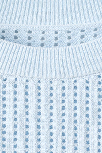 Pull bleu à col rond de MANGO, avec motif ajouré et détails côtelés.