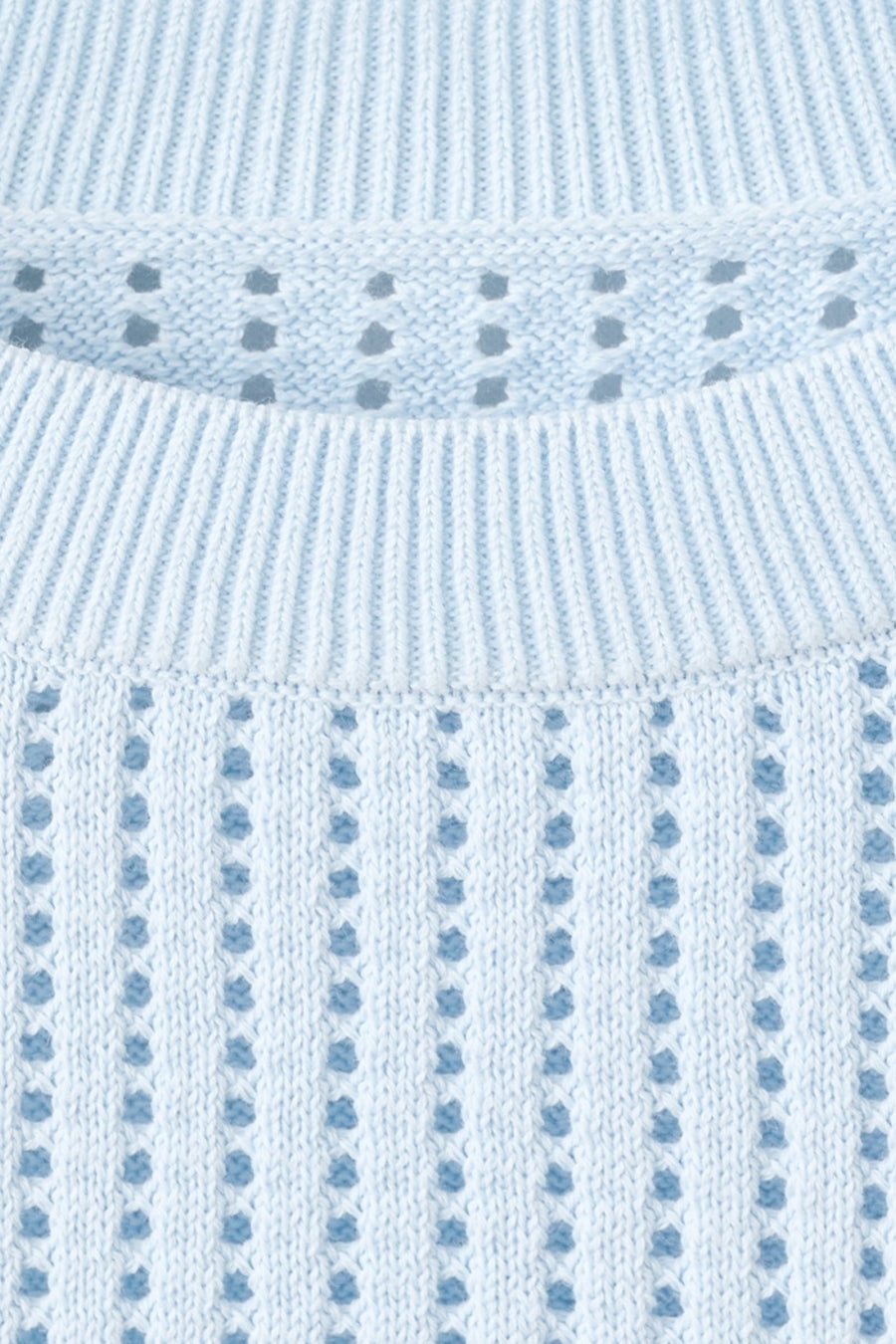 Pull bleu à col rond de MANGO, avec motif ajouré et détails côtelés.