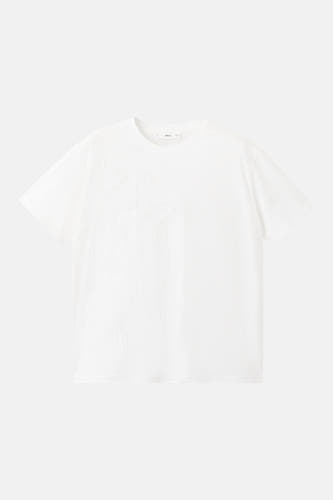 T-shirt blanc de MANGO avec un imprimé floral discret.