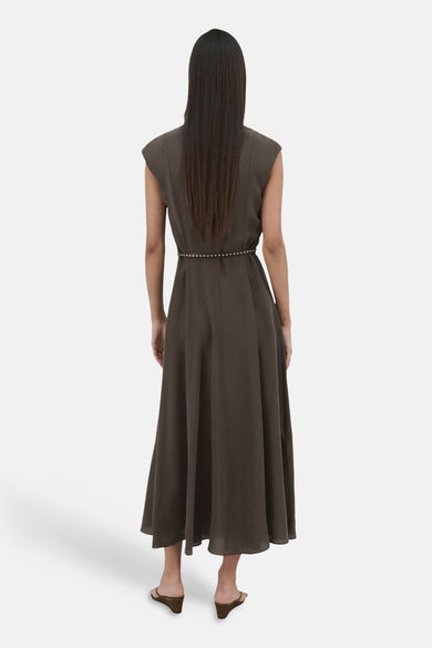 Robe marron sans manches de MANGO, avec une ceinture fine et une jupe évasée, vue de dos.