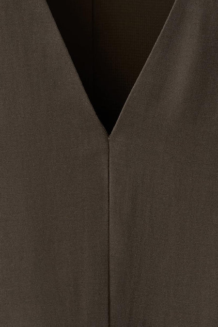 Robe marron sans manches de MANGO, avec un col en V et une texture de tissu subtile.