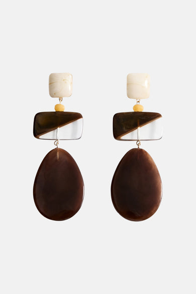 Boucles d'oreilles multicolores de MANGO, avec diverses formes et couleurs comme le marron et le blanc, suspendues à des détails dorés.