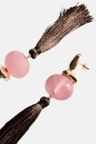 Boucles d'oreilles multicolores de MANGO, avec pierres roses et pompons marron, en vue oblique.