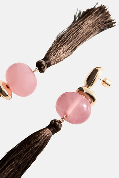 Boucles d'oreilles multicolores de MANGO, avec pierres roses et pompons marron, en vue oblique.