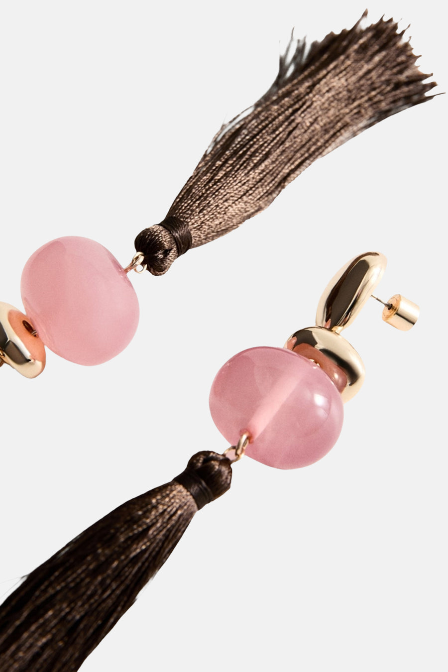 Boucles d'oreilles multicolores de MANGO, avec pierres roses et pompons marron, en vue oblique.
