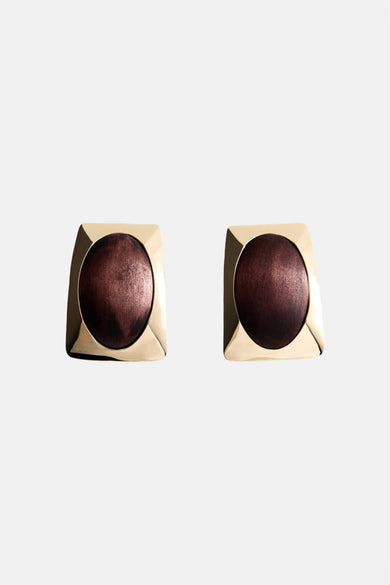 Boucles d'oreilles multicolores de MANGO avec un design géométrique et un insert en bois foncé.