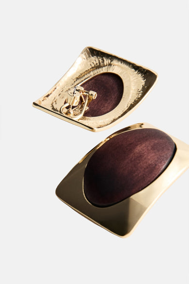 Boucles d'oreilles multicolores de MANGO, avec un bord doré et un centre en bois marron foncé.
