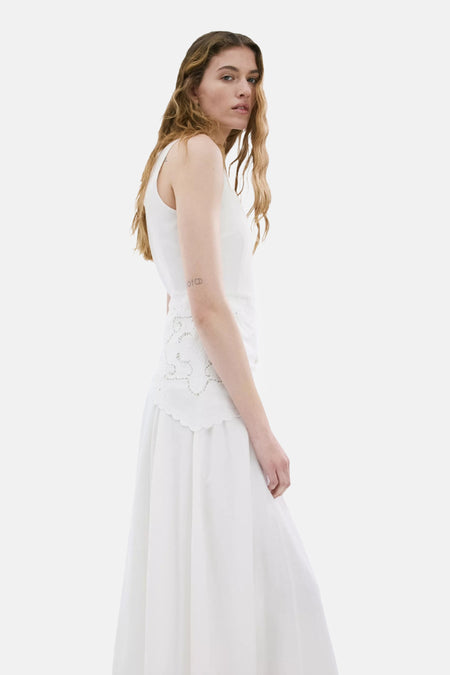 Robe sans manches écru de MANGO avec broderie à la taille et longue jupe fluide, vue de côté.