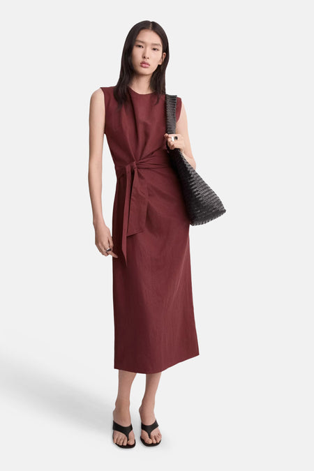 Robe sans manches bordeaux de MANGO, longueur midi, légèrement texturée, avec une fente au dos.