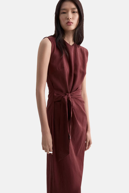 Robe bordeaux sans manches de MANGO avec une ceinture à nouer à la taille, portée par un mannequin.