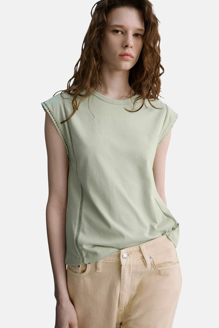 Groene mouwloze top van MANGO met kantdetails aan de schouders en mesh inzetsels, gedragen met beige broek, front view