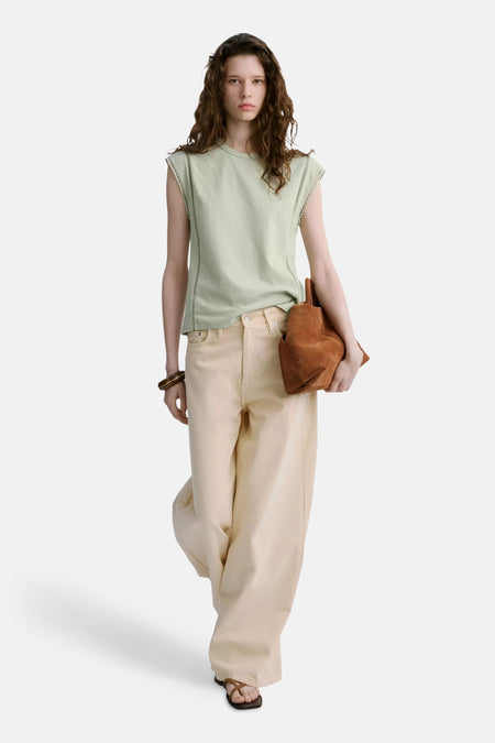 Groene mouwloze top van MANGO met geborduurde randen, gedragen met beige broek en bruine tas, front view