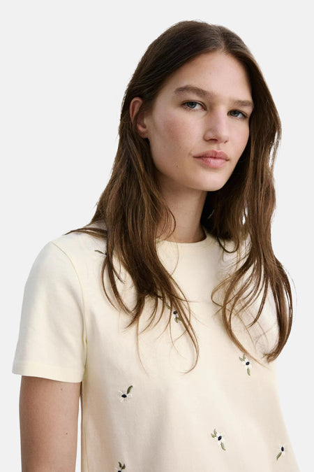 Gele korte mouwen t-shirt van MANGO met kleine bloemen borduursels, zacht katoen, lifestyle shot van model