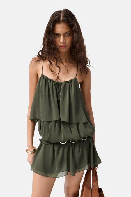 Robe verte sans manches de MANGO avec détails en dentelle et volants, vue de dos sur un mannequin.