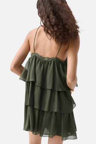 Groen mouwloos kleedje van MANGO met kanten details en ruches, van achteren gezien op een model.