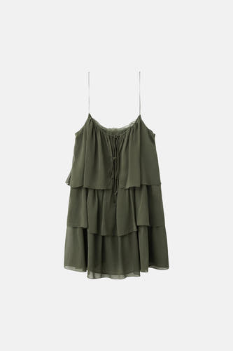 Robe sans manches verte de MANGO avec plusieurs couches et détail de cordon de serrage.