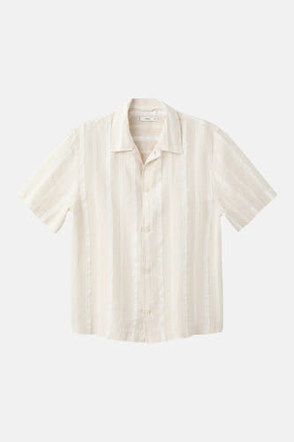 Chemise beige à rayures à manches courtes de MANGO, avec col à revers et fermeture boutonnée.