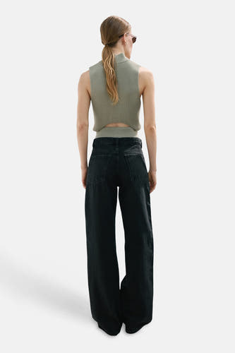Donkergrijze straight jeans van MANGO, met wijde pijpen en een hoge taille, gezien van achteren.
