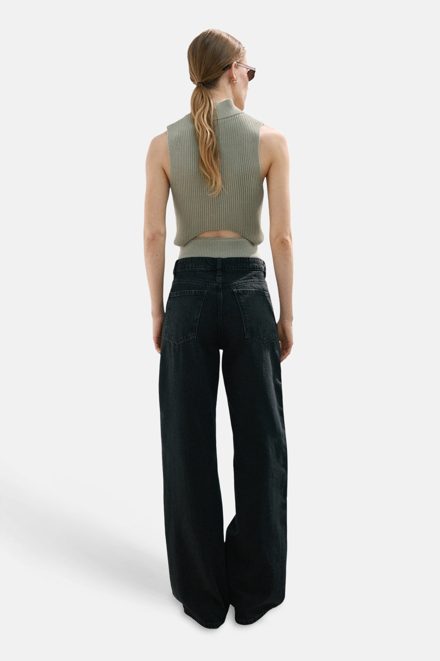 Donkergrijze straight jeans van MANGO, met wijde pijpen en een hoge taille, gezien van achteren.
