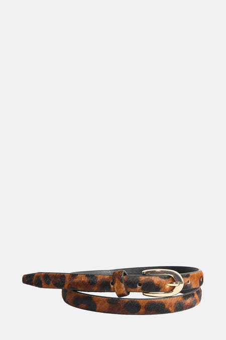 Ceinture marron de MANGO, avec un imprimé léopard et une boucle dorée.