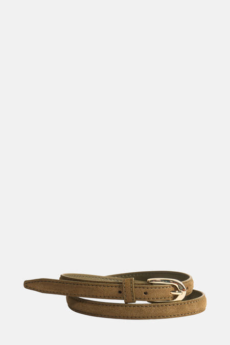 Culotte en jean de MANGO, avec une boucle dorée et des coutures discrètes le long des bords.