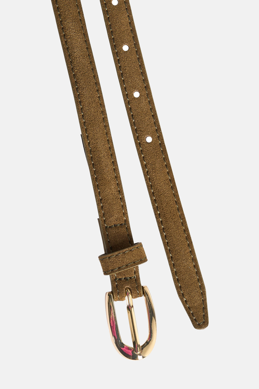 Kaki riem van MANGO, met gouden gesp en subtiele stiksels langs de randen.