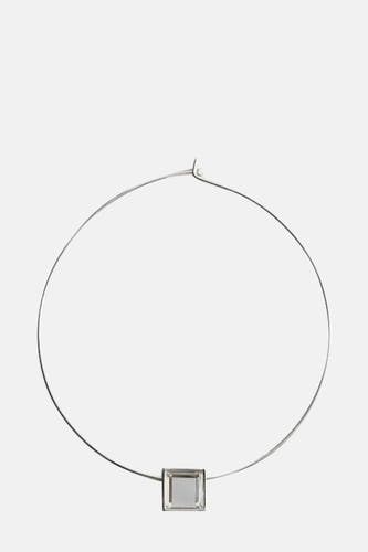 Courte chaîne en argent de MANGO, avec une pierre transparente rectangulaire à l'avant.