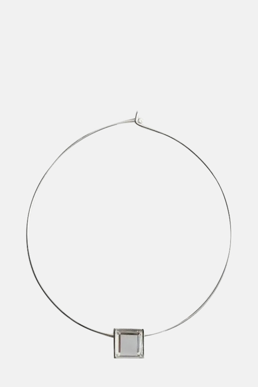 Courte chaîne en argent de MANGO, avec une pierre transparente rectangulaire à l'avant.