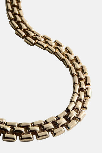 Collier court en or de MANGO avec structure à maillons et finition brillante.
