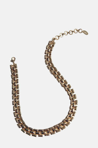 Collier court en or de MANGO avec un détail de chaîne et une fermeture ajustable.