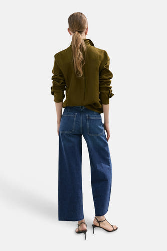 CATHERIN mid blue denim jeans wide van MANGO, met wijde pijpen en achterzakken, gezien van achteren.